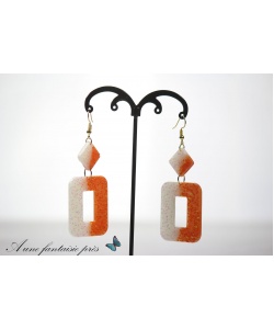 1350_-_boucle_doreille_dor_rectangle_blanc_et_orange_paillet_en_rsine_15_euros