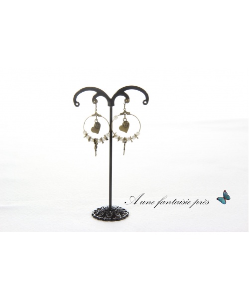 174_bis_-_clou_doreille_crole_bronze_perle_nacre_pendentif_cl_et_coeur_12_euros